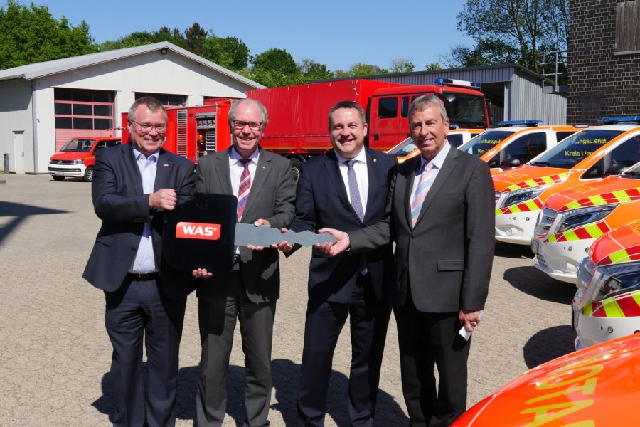 Andreas Plöger (Geschäftsführer WAS GmbH), Landrat Manfred Müller, Landrat Dr. Axel Lehmann und Landrat Friedhelm Spieker bei der Schlüsselübergabe am FAZ Lemgo.    Bildnachweis: Michael Güttge/Kreis Lippe